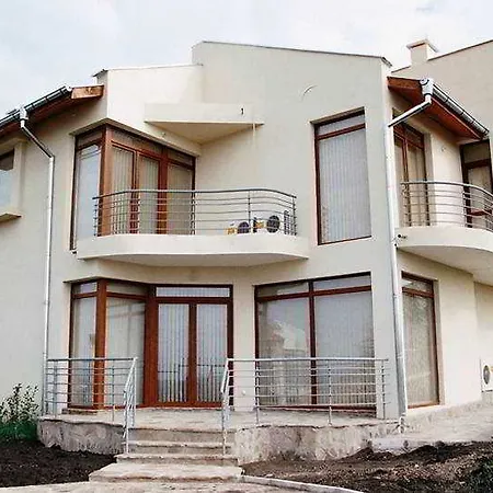 Almond Hill Apartment